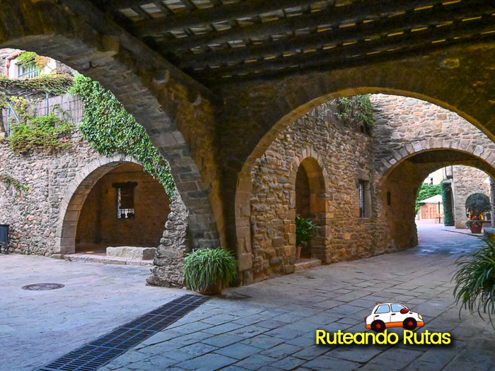 Monells, el pueblo de los 8 apellidos catalanes en Girona