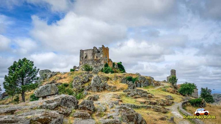 Trevejo y su castillo, en la Sierra de Gata
